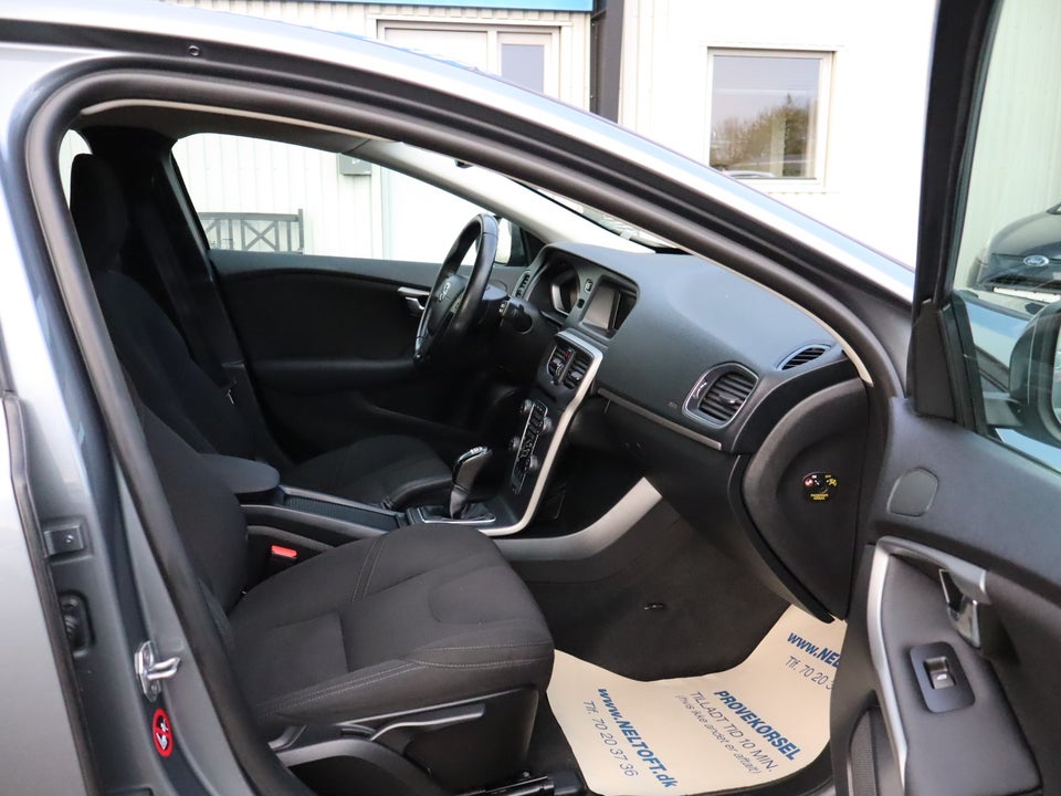 Volvo V40 2,0 D2 120 Momentum Eco 5d