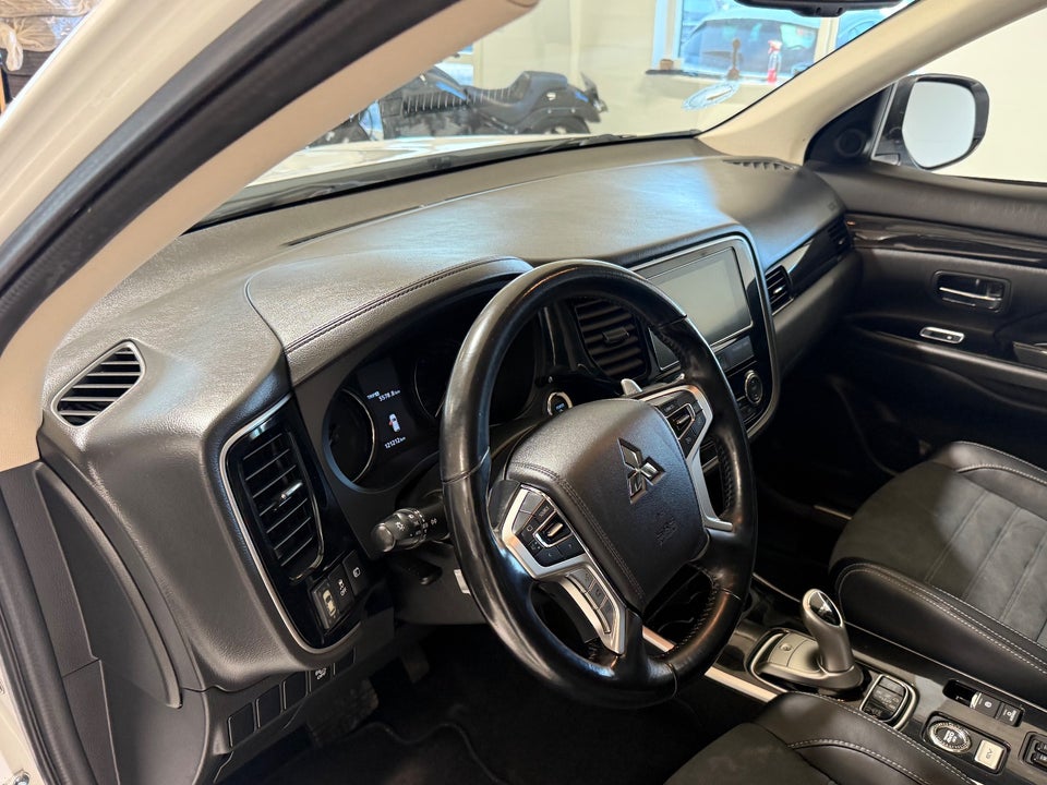 Mitsubishi Outlander 2,0 PHEV Instyle CVT 5d