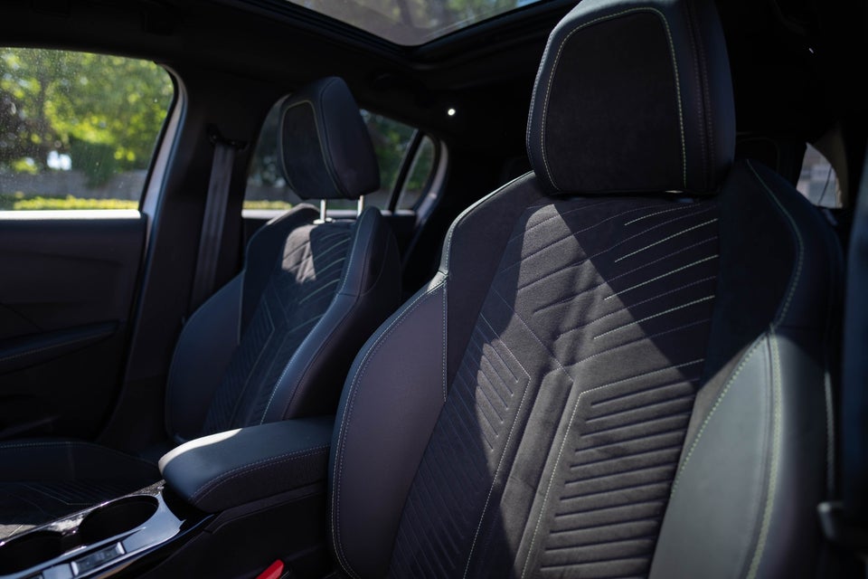 Peugeot e-208 50 GT Sky 5d
