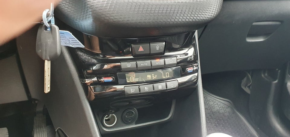 Peugeot 2008 1,2 PureTech 130 Selection Sky 5d