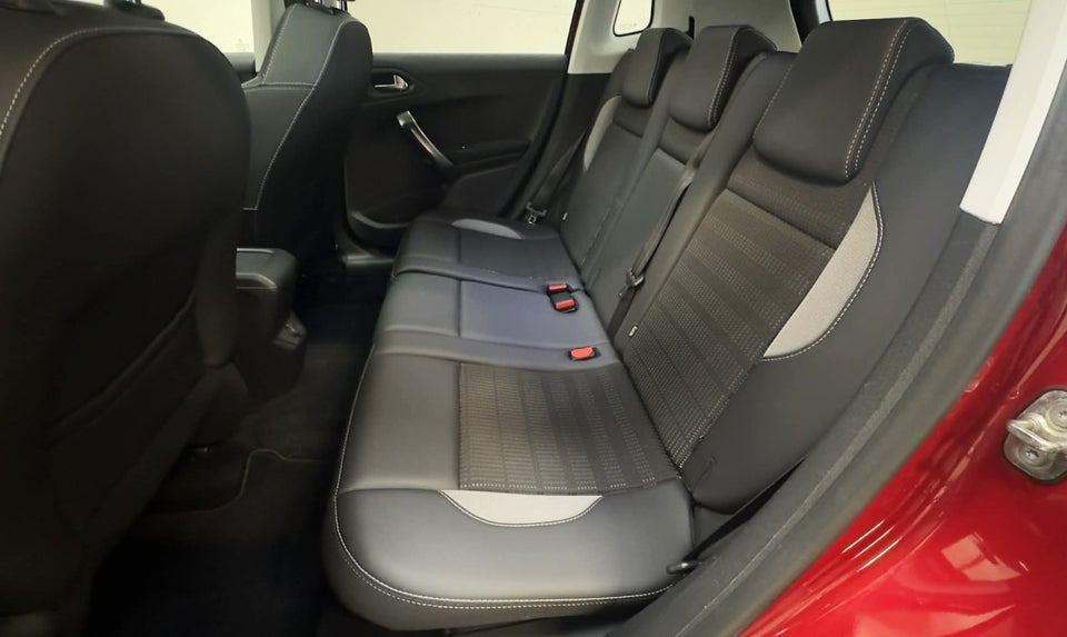 Peugeot 2008 1,2 e-THP 110 Allure Sky 5d