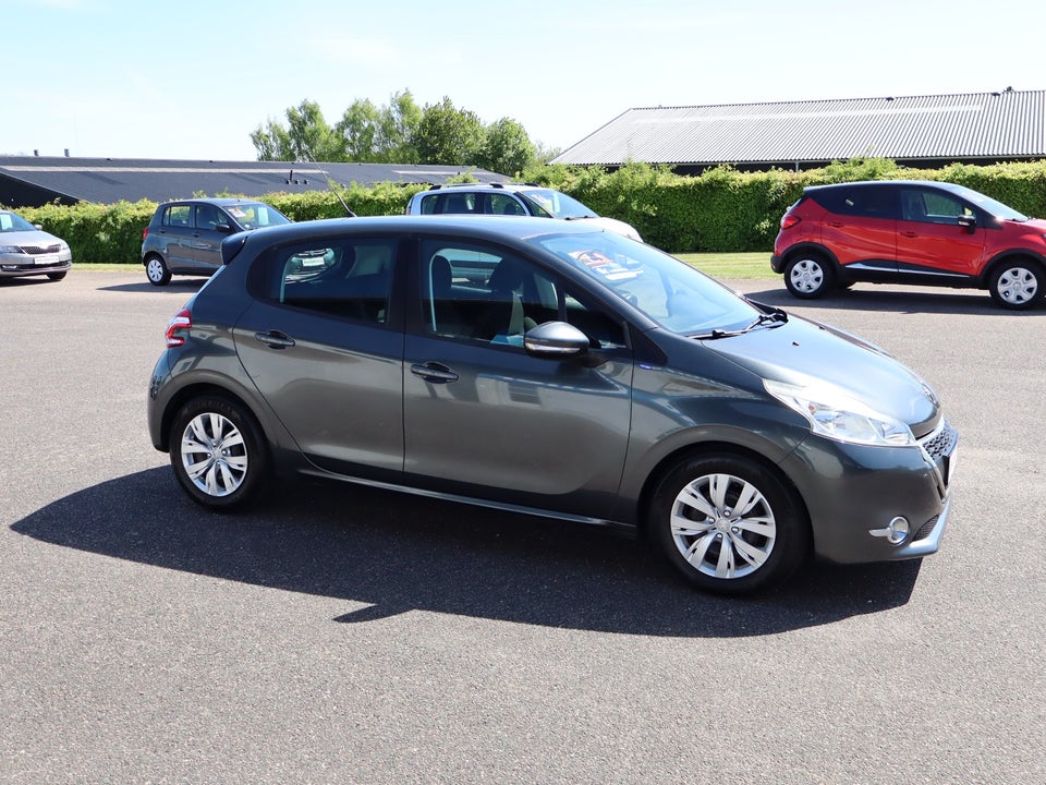Peugeot 208 1,6 e-HDi 92 Allure Sky 5d