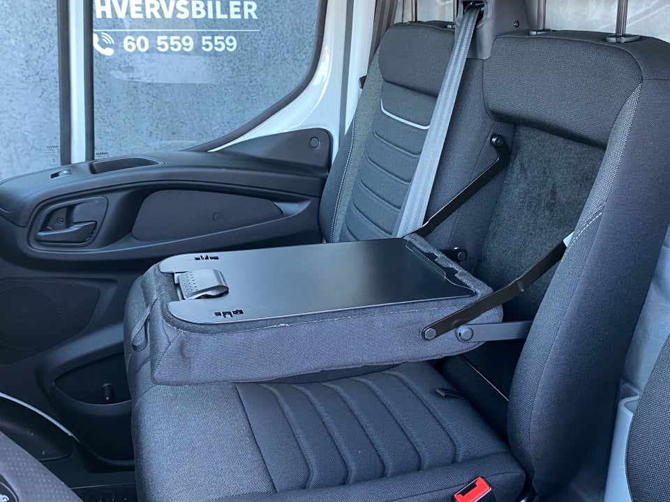 Iveco Daily 3,0 35S18 4100mm Box m/lift AG8