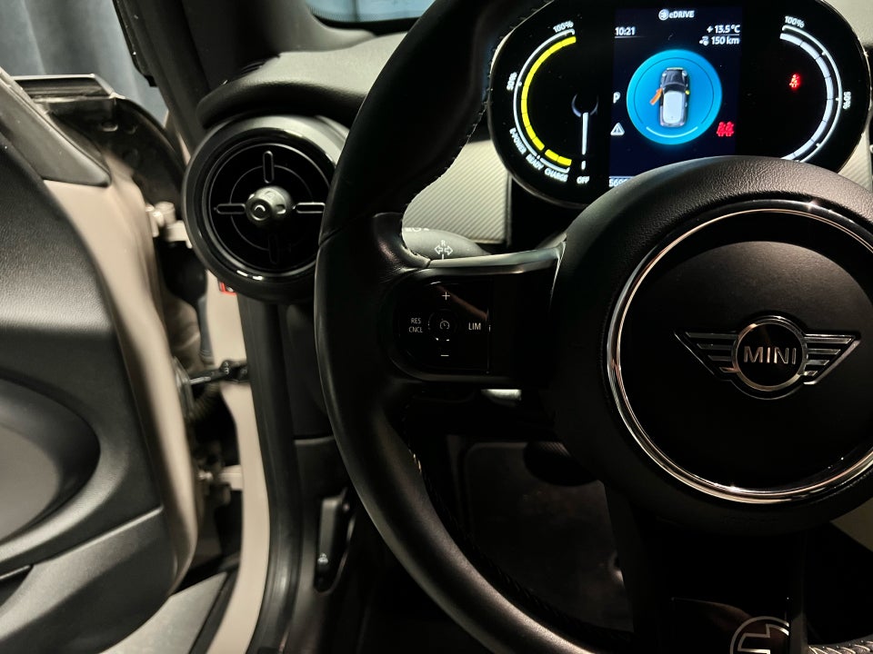 MINI Cooper SE Essential 3d