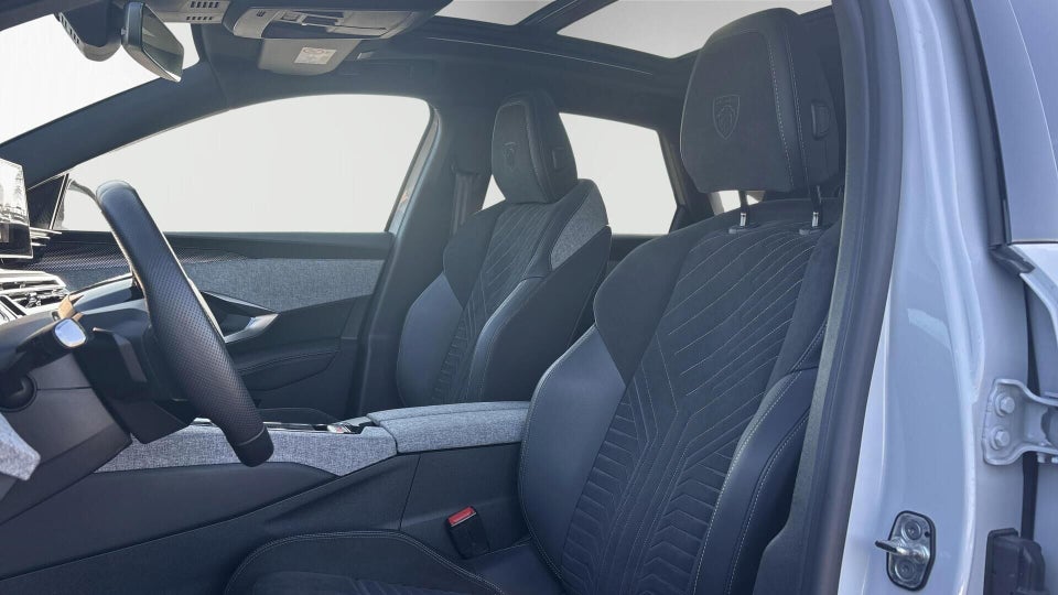 Peugeot e-3008 77 GT 5d