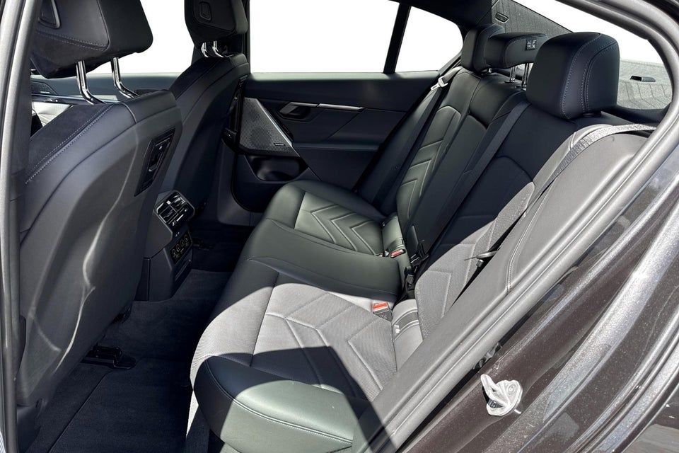 BMW i5 eDrive40 Fully Charged M-Sport 4d