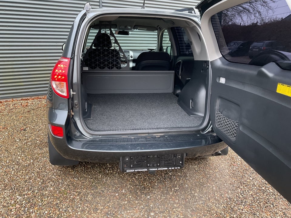 Toyota RAV4 2,0 VVT-i aut. 4x4 Van 5d