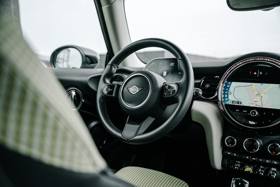 MINI Cooper SE Essential 3d