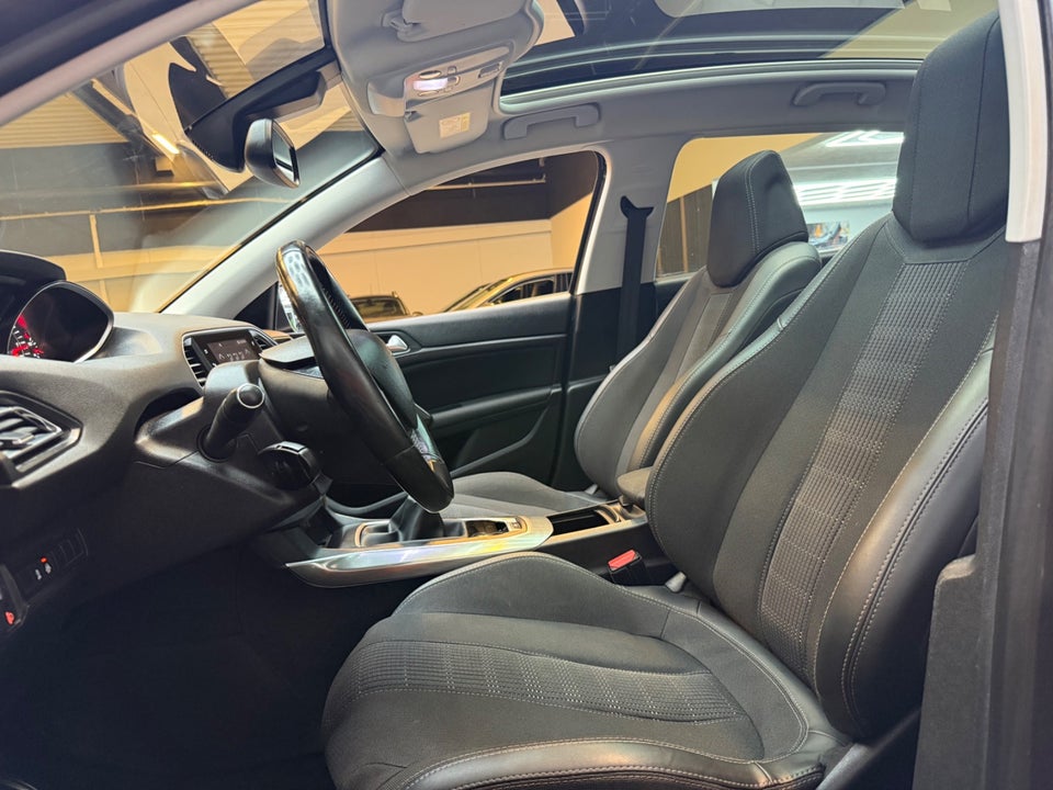 Peugeot 308 1,5 BlueHDi 130 Selection Sky 5d