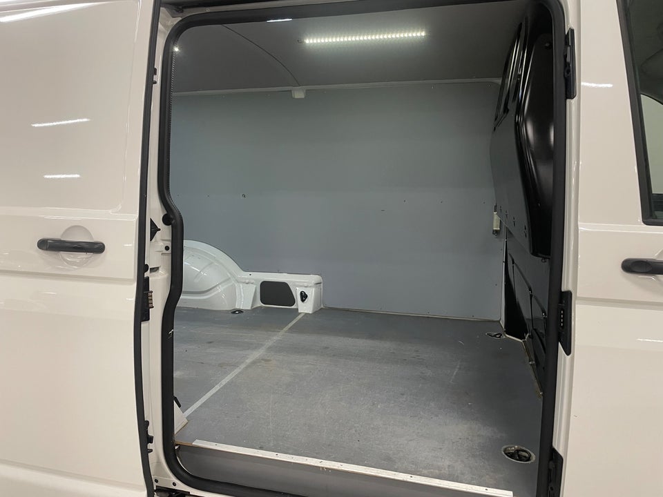VW Transporter 2,0 TDi 110 Kassevogn lang