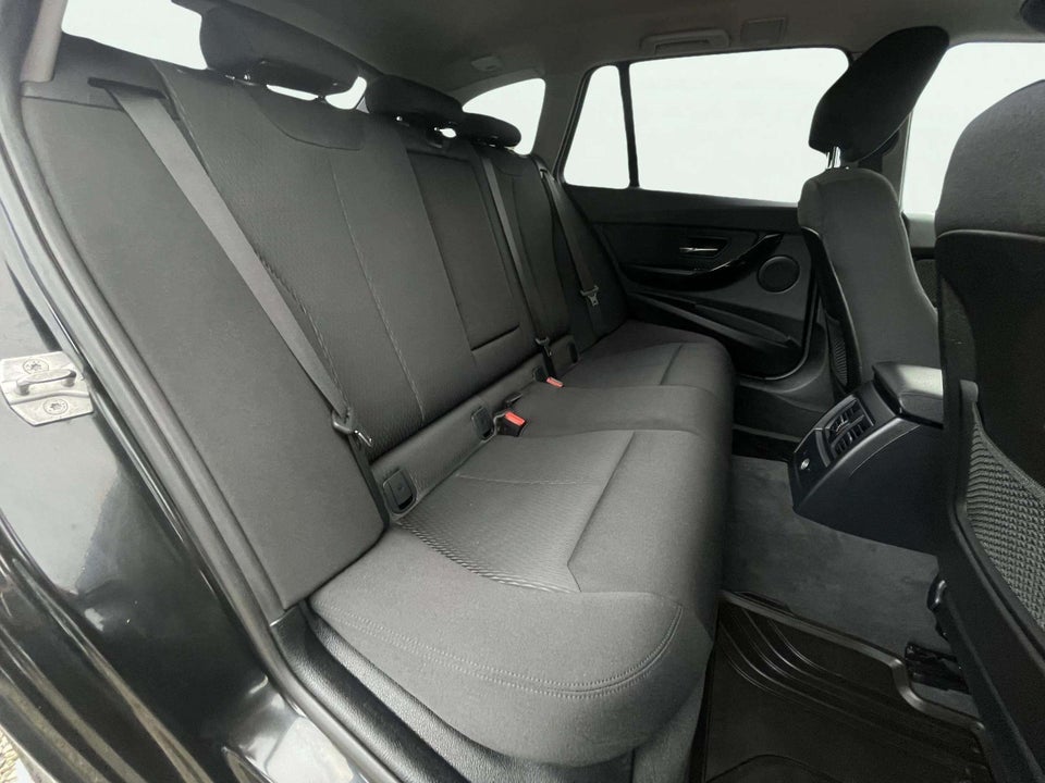 BMW 320i 2,0 Touring aut. 5d