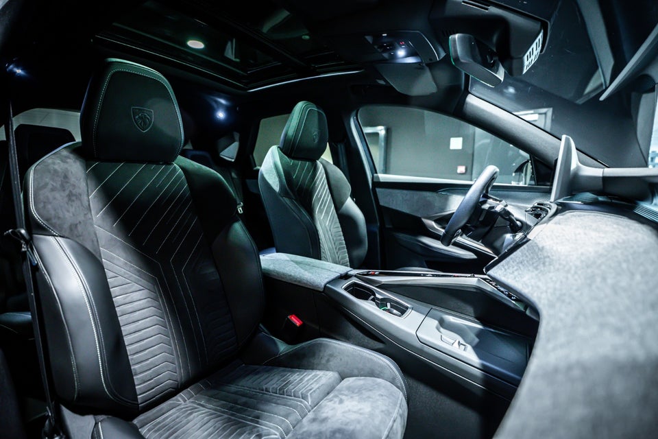 Peugeot e-3008 77 GT 5d