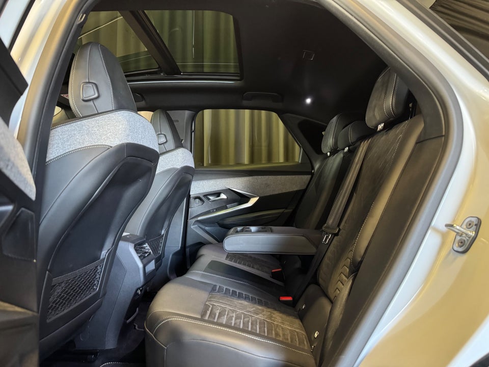 Peugeot e-3008 77 GT 5d