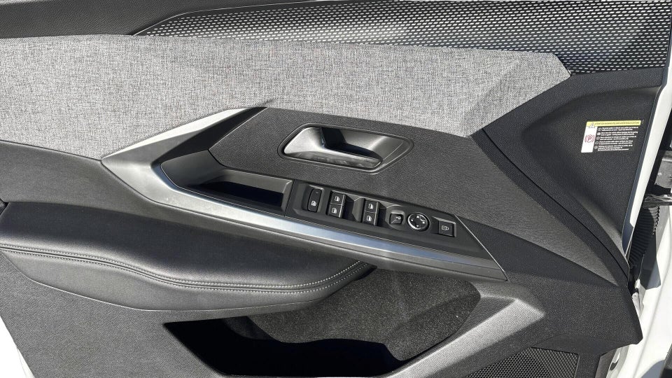 Peugeot e-3008 77 GT 5d