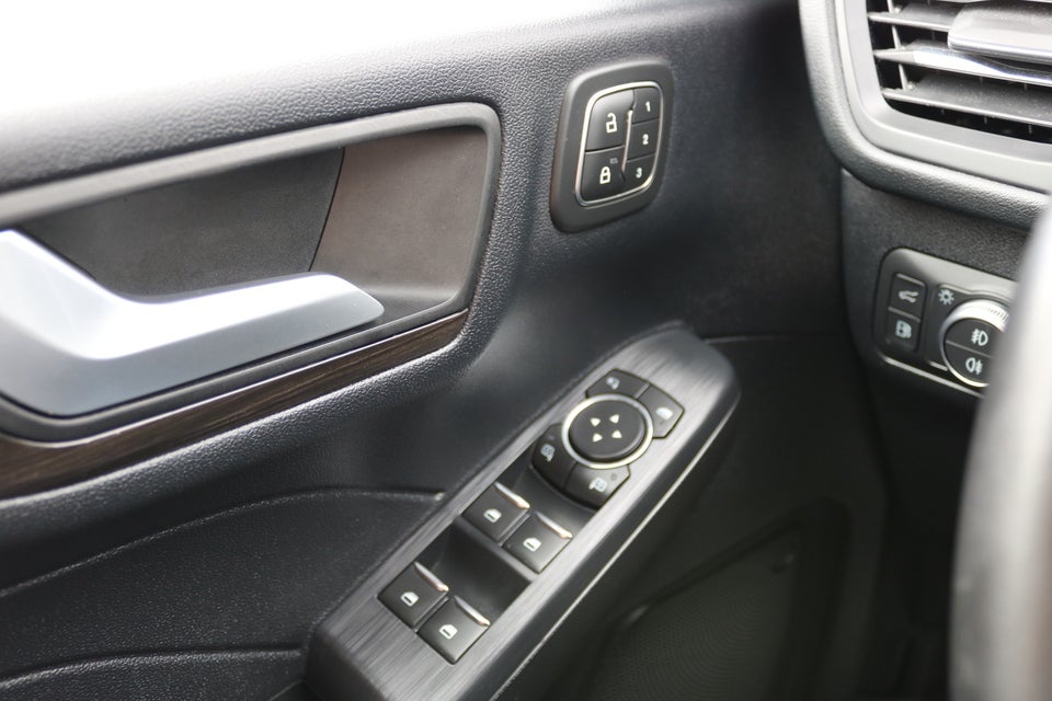 Ford Kuga 2,5 PHEV Vignale CVT 5d