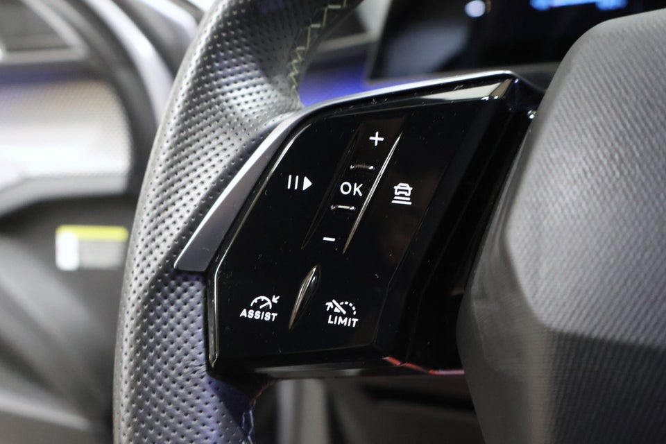 Peugeot e-3008 77 GT 5d