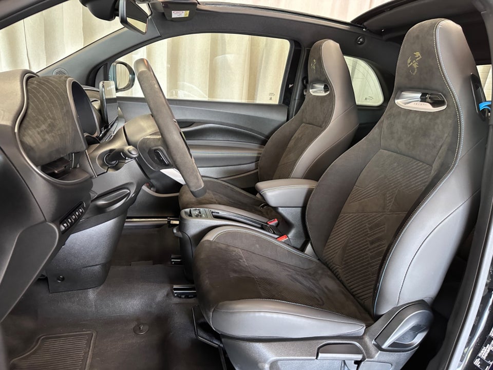 Abarth 500e Scorpionissima Cabrio 2d