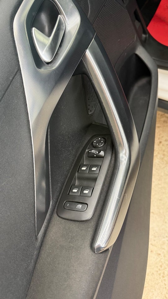 Peugeot 2008 1,2 e-THP 110 Allure Sky 5d