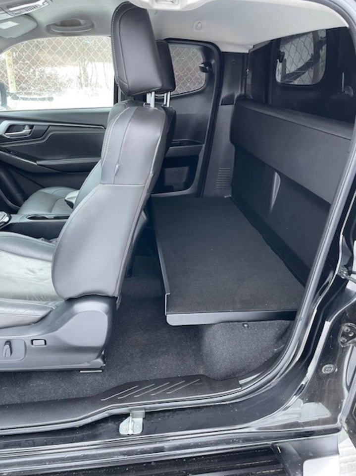 Isuzu D-Max 1,9 TD 163 Crew Cab Black Edition 4d