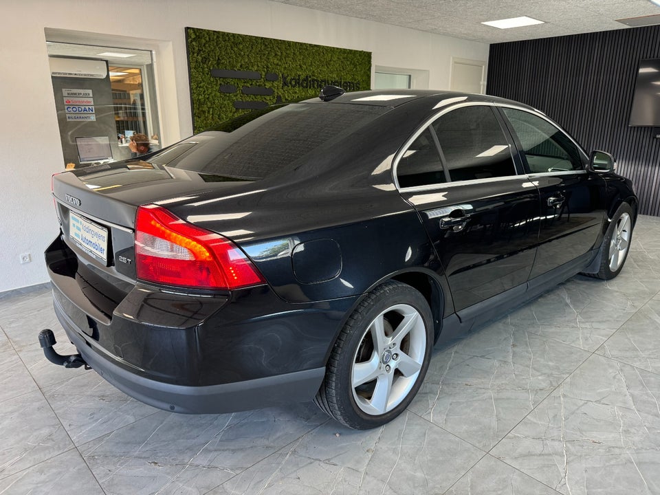 Volvo S80 2,5 T Momentum 4d