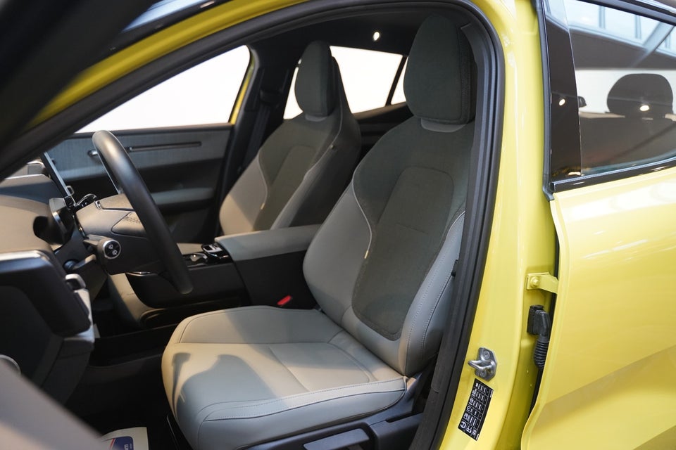 Volvo EX30 Extended Range Plus 5d