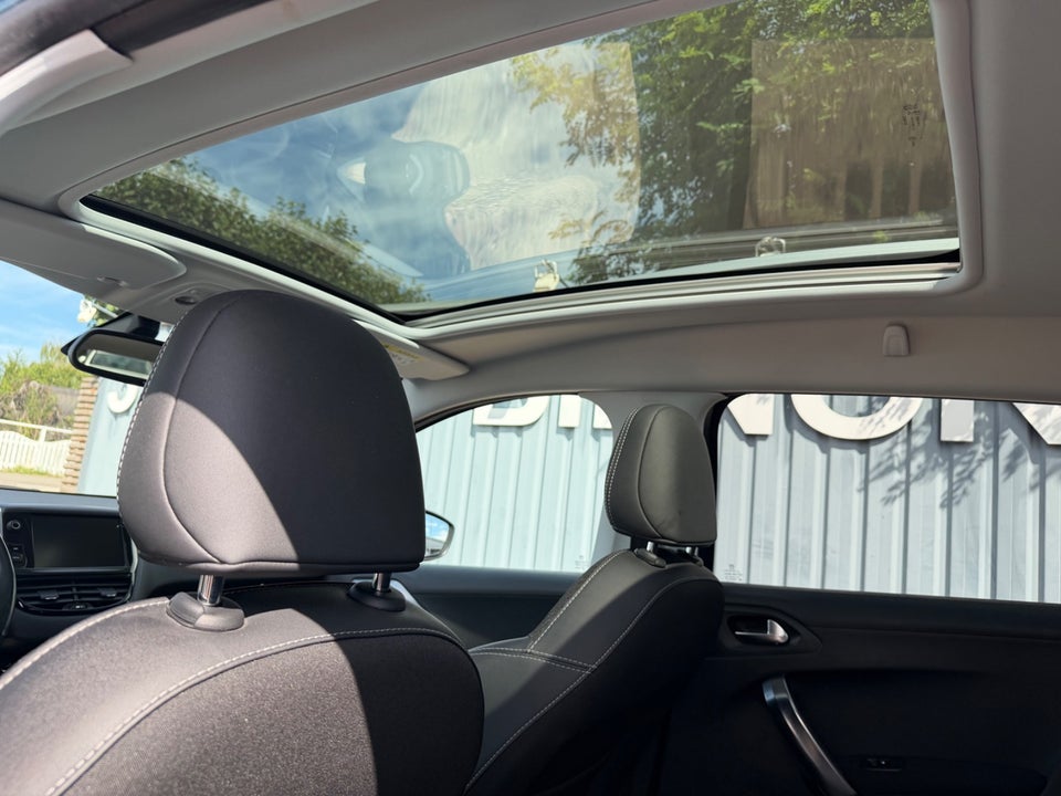 Peugeot 2008 1,2 e-THP 110 Allure Sky EAT6 5d