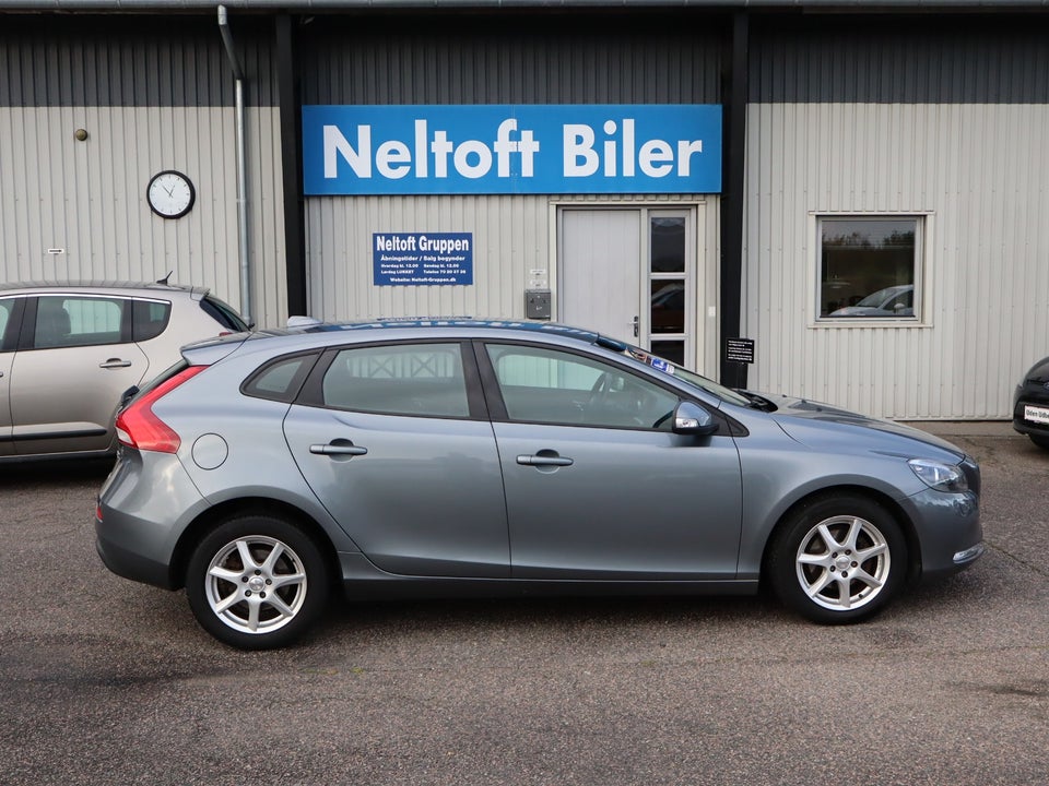 Volvo V40 2,0 D2 120 Momentum Eco 5d