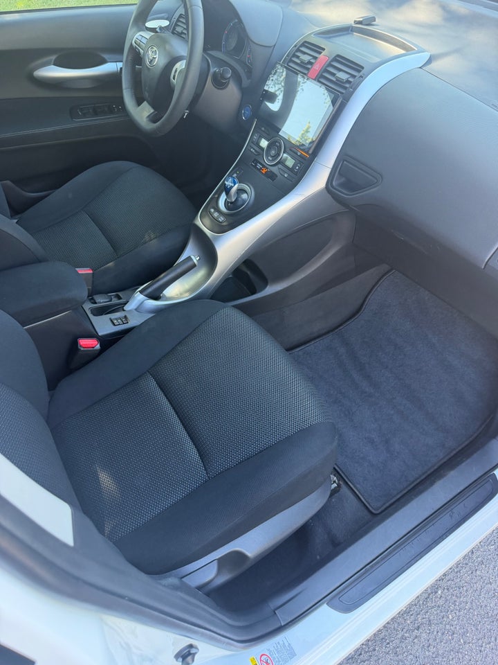 Toyota Auris 1,8 Hybrid 5d