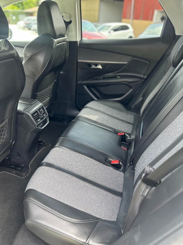 Peugeot 3008 1,2 e-THP 130 Allure 5d