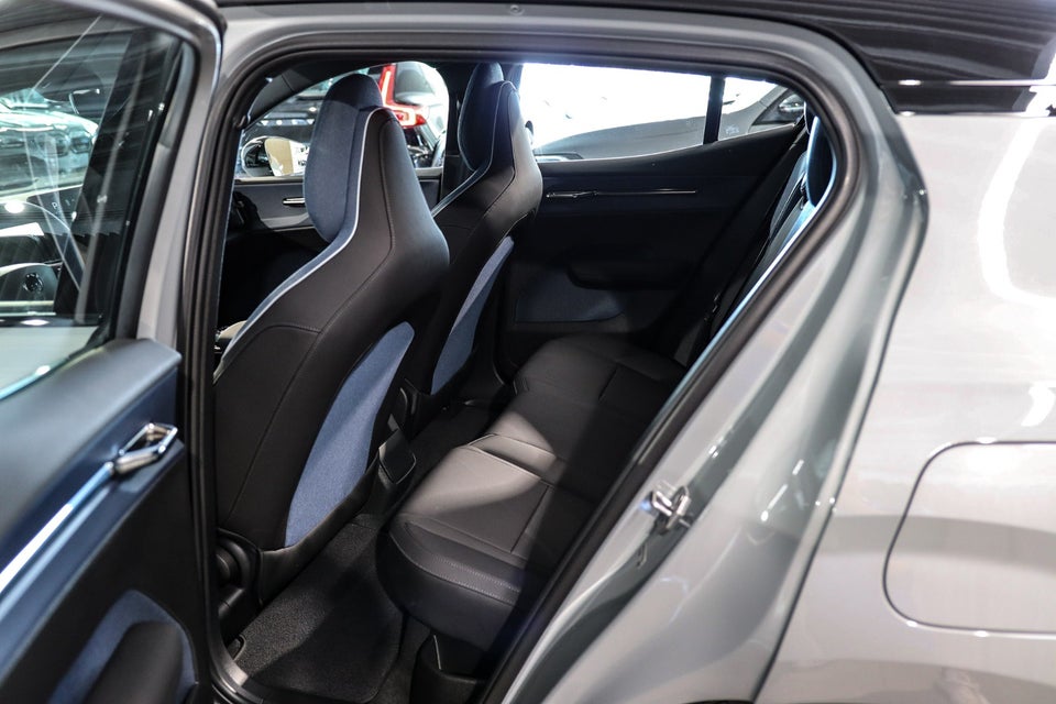 Volvo EX30 Extended Range Plus 5d