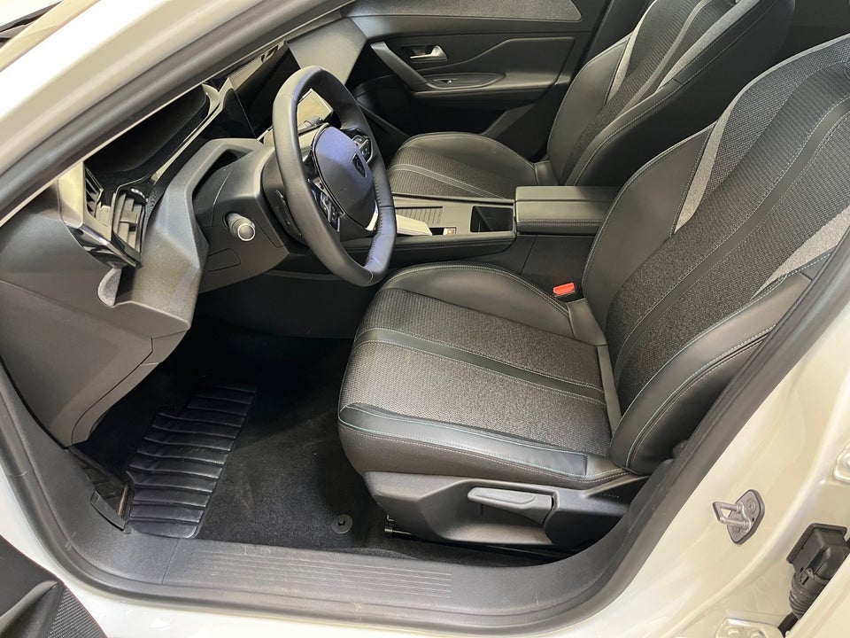 Peugeot 308 1,6 Hybrid First Selection+ EAT8 5d