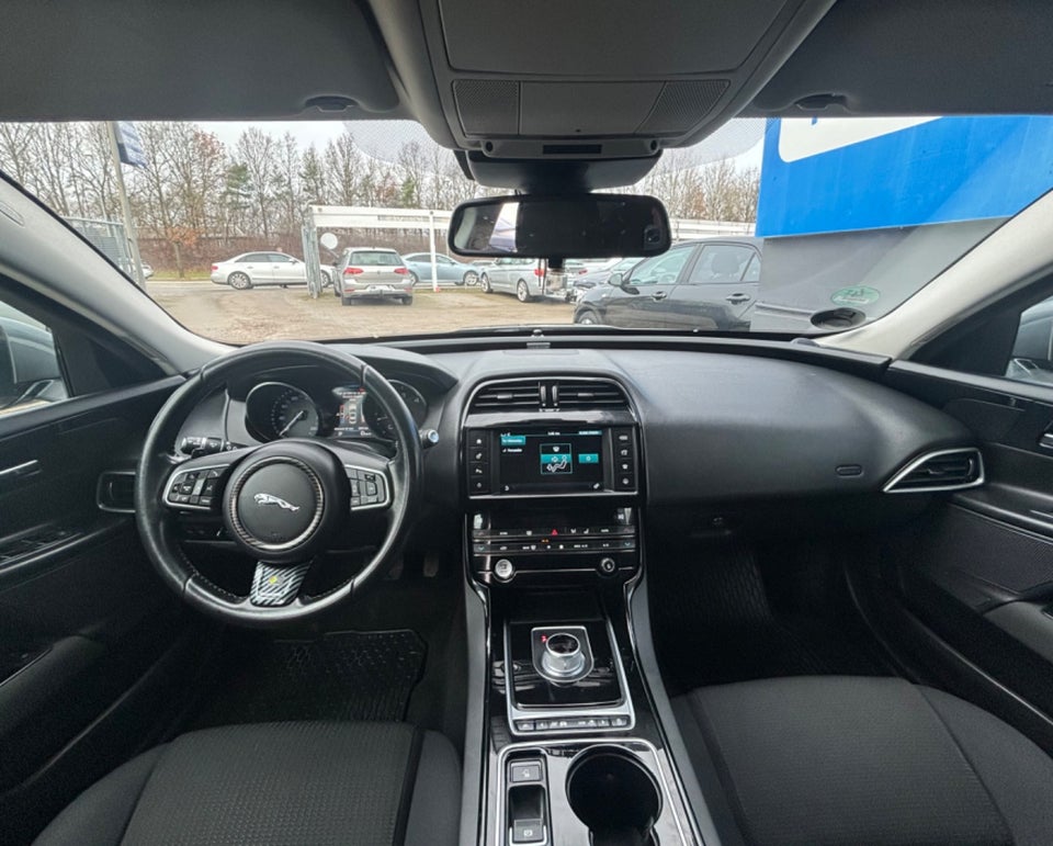 Jaguar XE 2,0 D180 Prestige aut. 4d