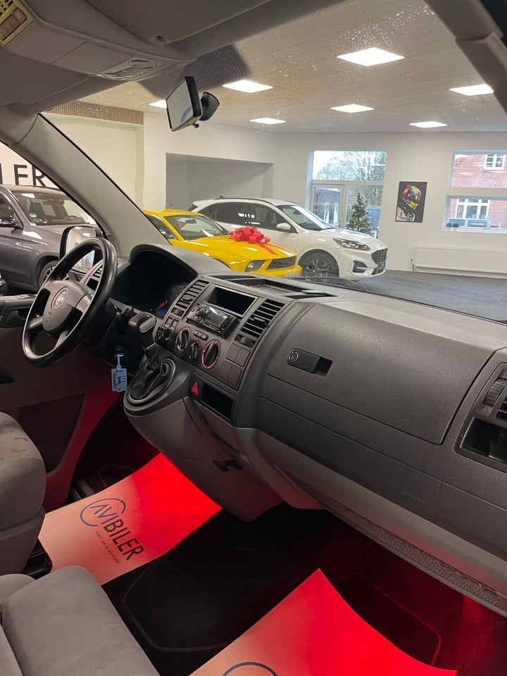 VW Caravelle 2,5 TDi 130 Comfortline aut. lang 4d