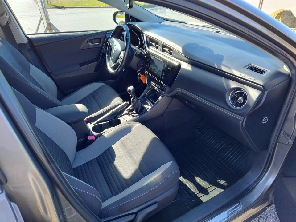 Toyota Auris 1,6 D-4D T2 Comfort Touring Sports 5d