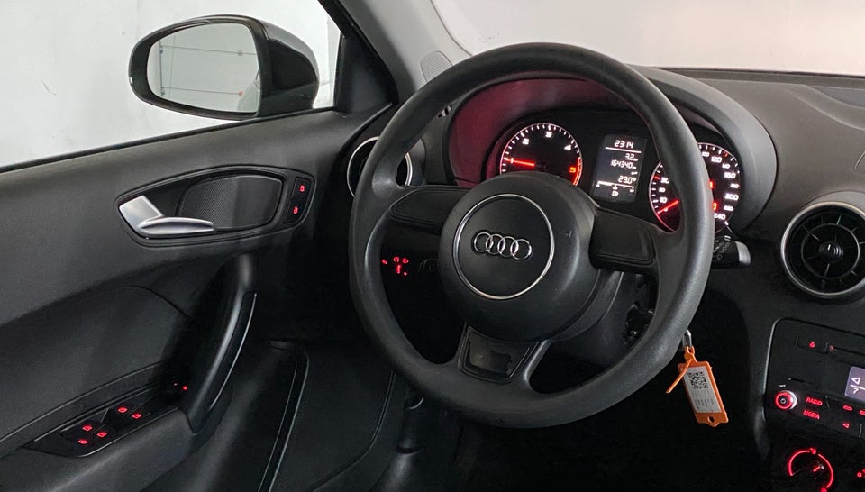 Audi A1 1,6 TDi 90 Attraction Sportback 5d