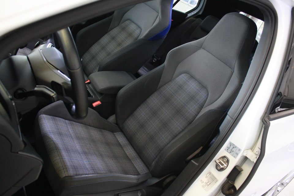 VW Golf VIII 1,4 GTE DSG 5d