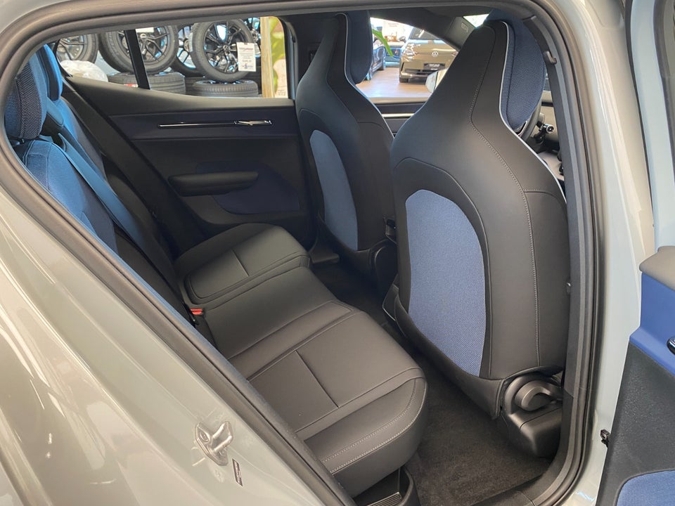 Volvo EX30 Extended Range Plus 5d