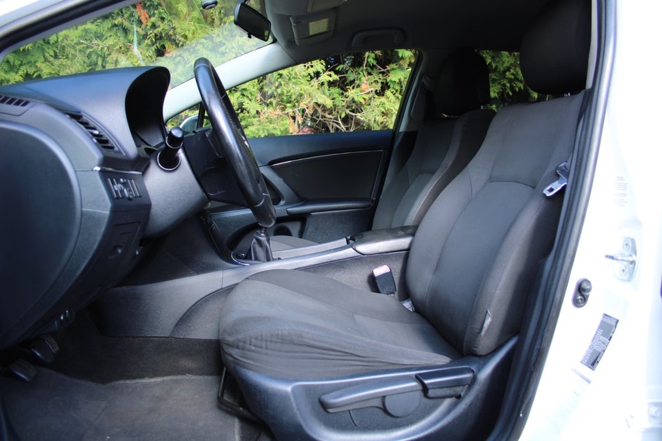 Toyota Avensis 1,6 VVT-i T1 stc. 5d