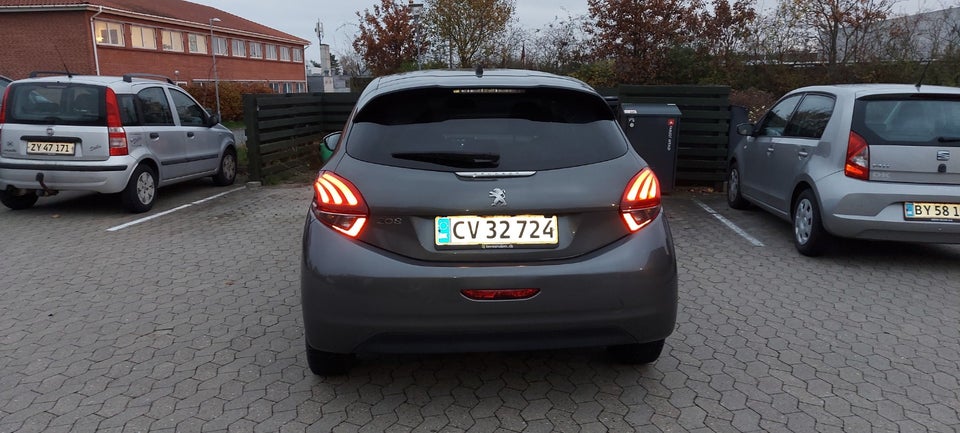 Peugeot 208 1,2 PureTech 82 Allure Sky 5d