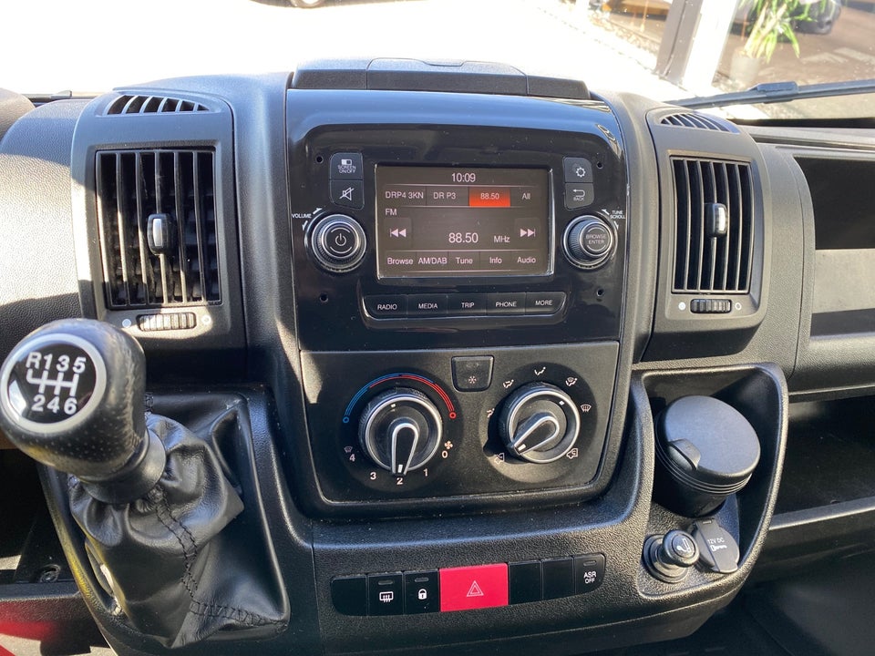 Peugeot Boxer 333 2,2 BlueHDi 140 L2H1 Premium