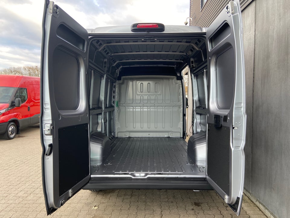 Peugeot Boxer 333 2,2 BlueHDi 140 L2H2 Premium