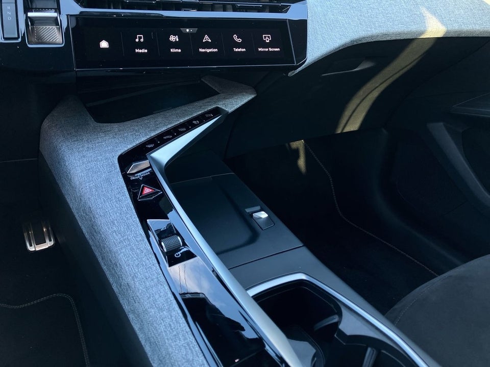 Peugeot e-3008 77 GT Pack 5d