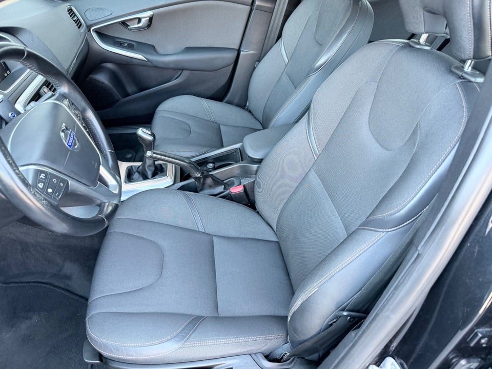 Volvo V40 CC 1,6 D2 115 Momentum 5d