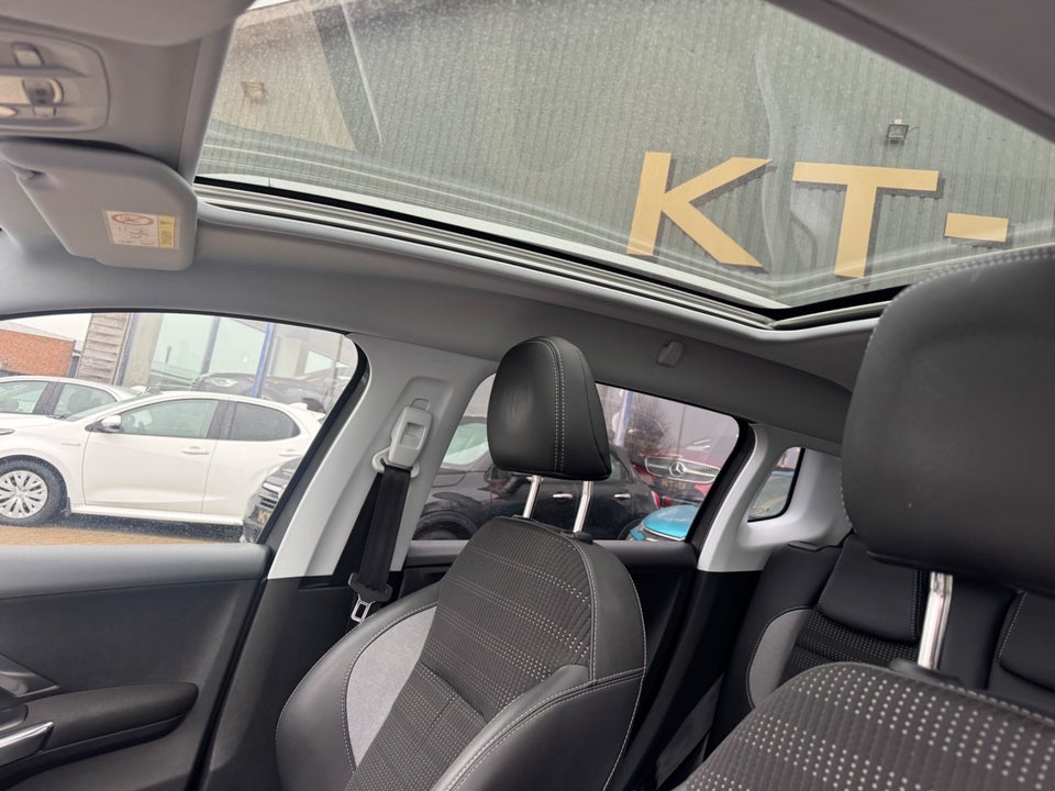 Peugeot 2008 1,6 BlueHDi 100 Allure Sky 5d