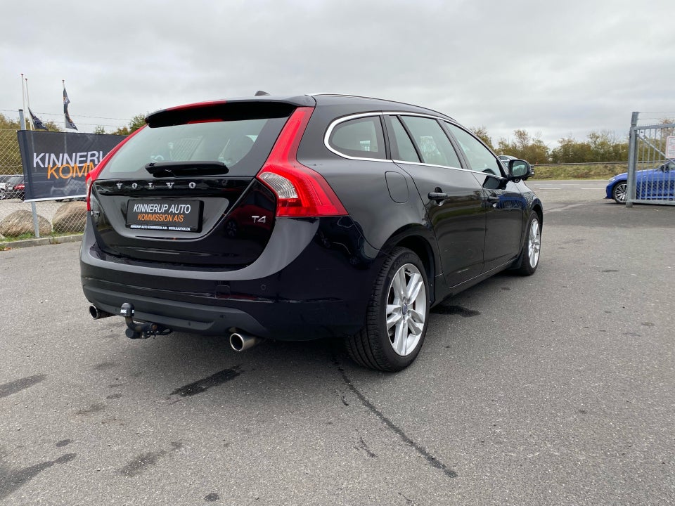 Volvo V60 1,6 T4 180 Summum aut. 5d