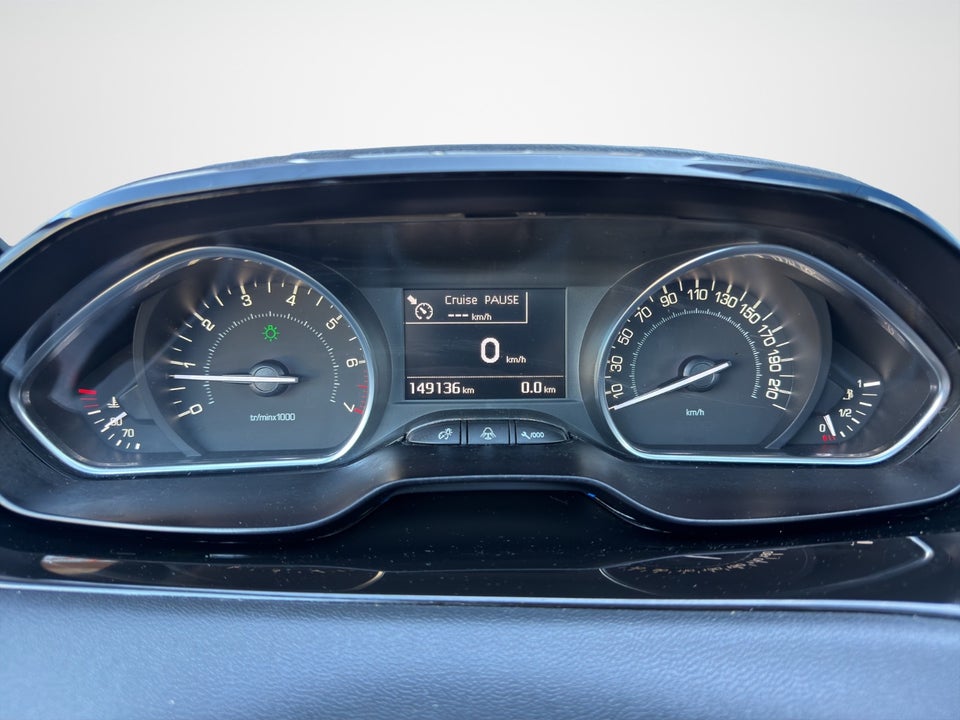 Peugeot 208 1,2 VTi Allure Sky 5d