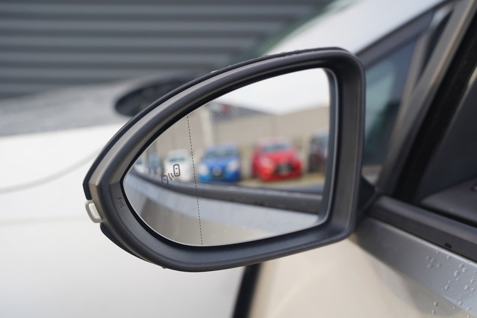 VW Golf VII 1,6 TDi 115 IQ.Drive DSG 5d