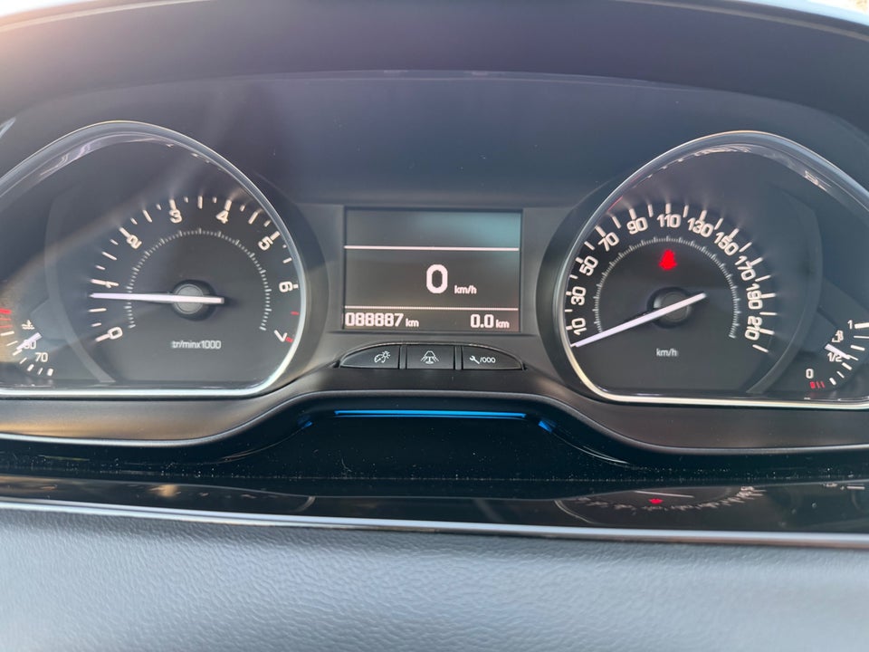 Peugeot 208 1,2 VTi Allure Sky 5d