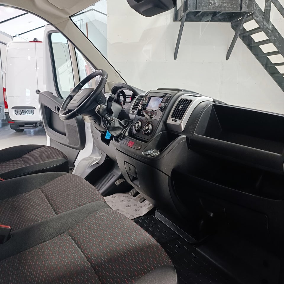 Peugeot Boxer 333 2,2 BlueHDi 140 L2H2 Premium