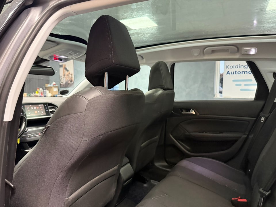 Peugeot 308 1,5 BlueHDi 130 Allure Sky 5d